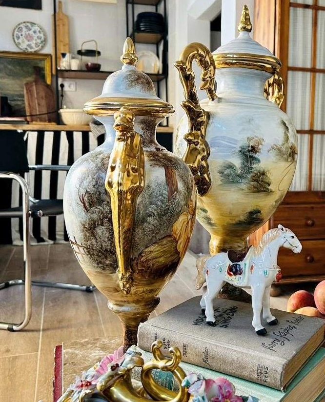 Pareja de jarrones de porcelana con paisajes y asas doradas