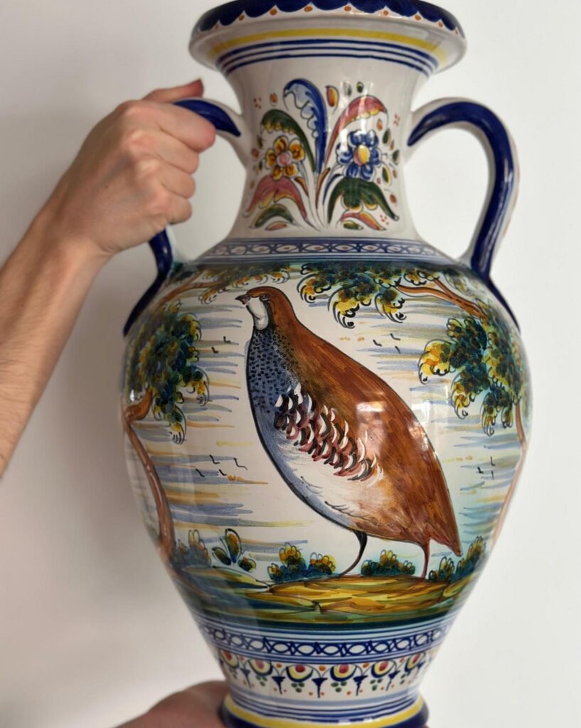 Jarrón de cerámica pintada con una perdiz