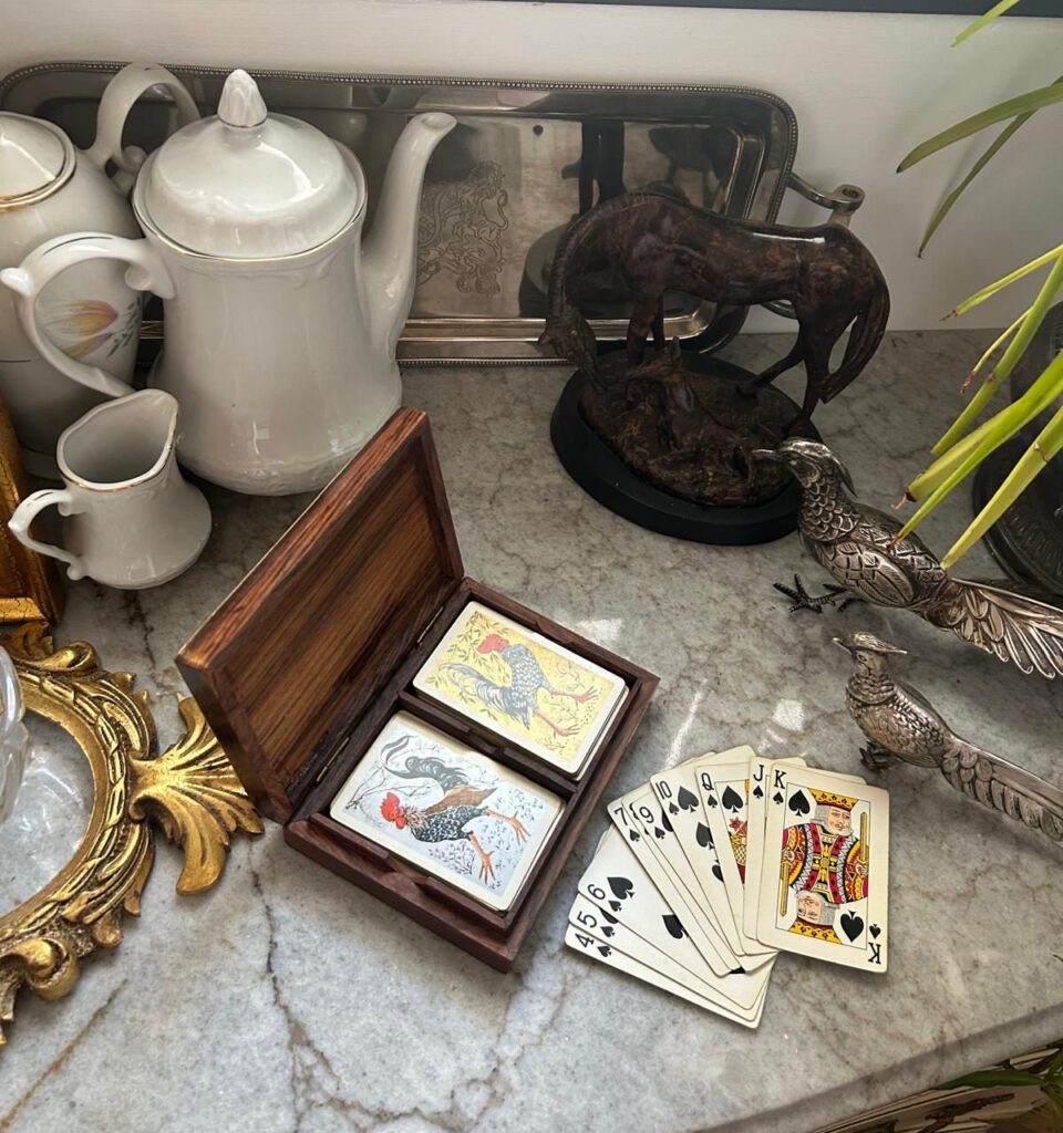 Estuche de marquetería con dos barajas ilustradas con gallos