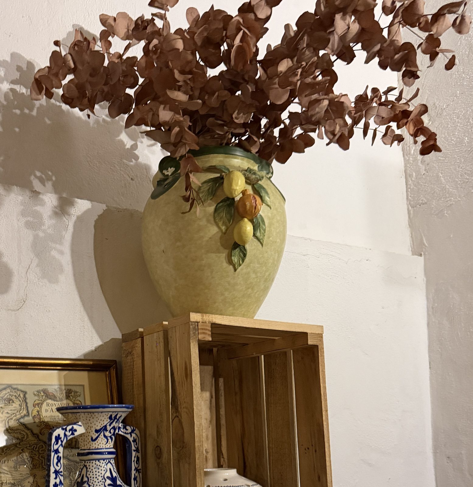 Jarrón de cerámica con limones en relieve y ramas de eucalipto
