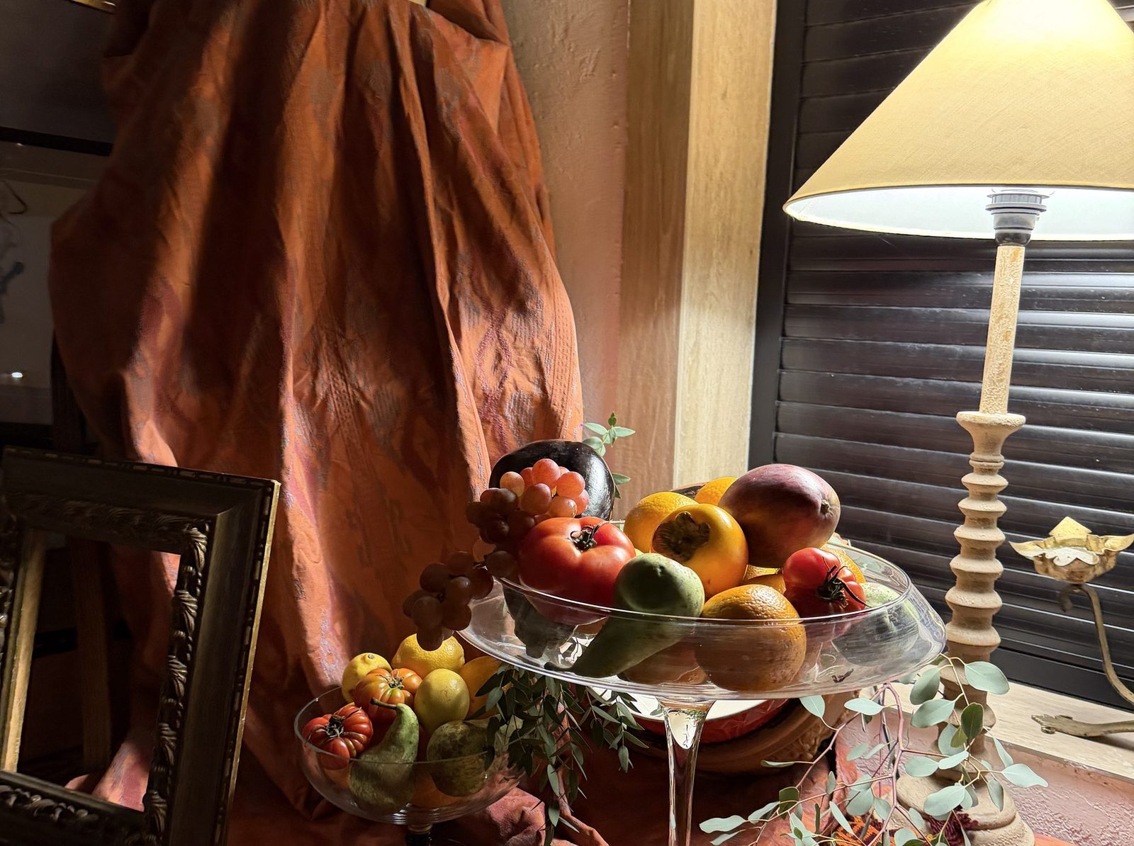 Bodegón con frutero de cristal, telas y lámpara en Usera
